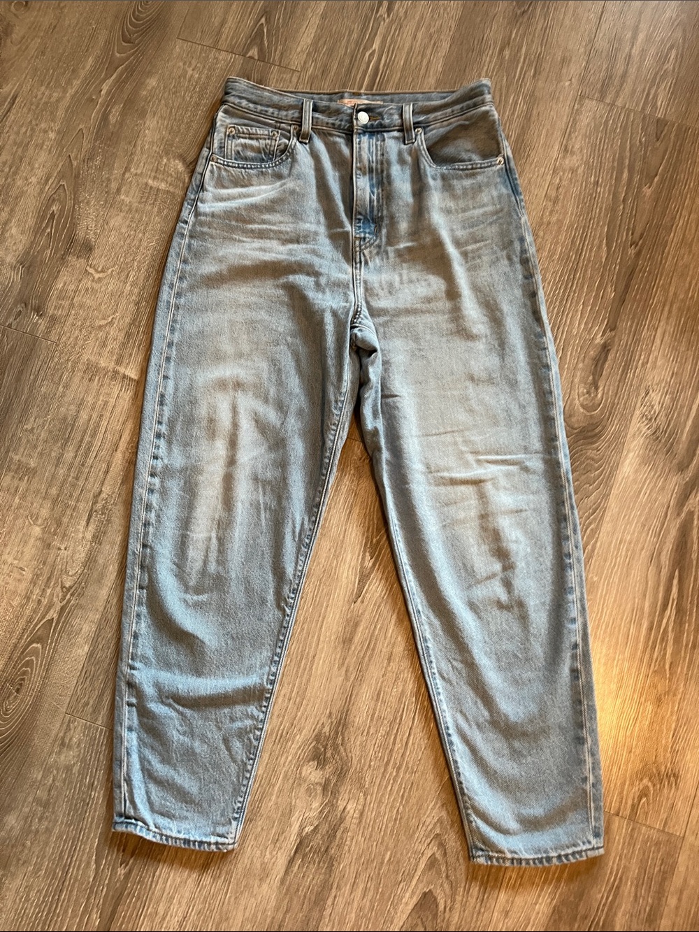 Levi's 28 High Loose Taper. Light Wash Jeans. 13" Extra / Ultra High Rise. 15" W